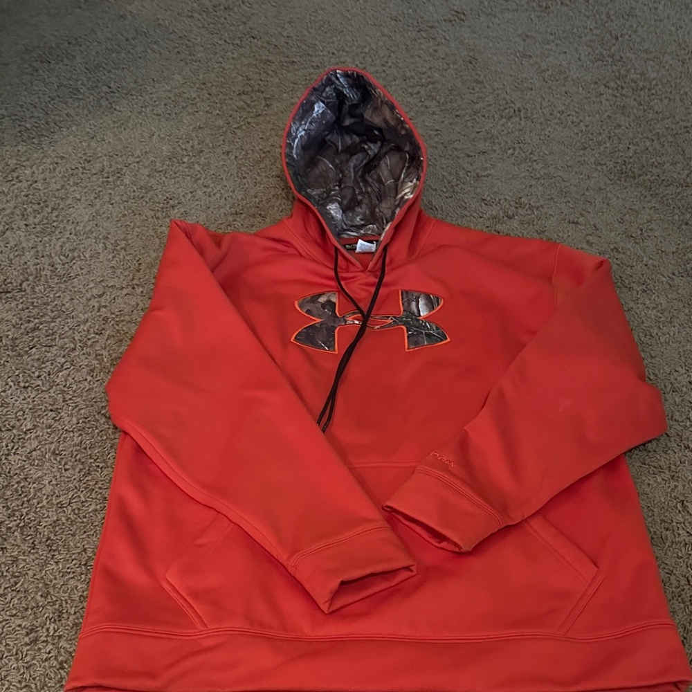Men’s Under Armour sweatshirt